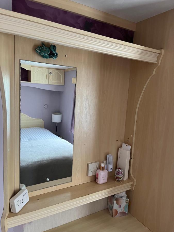 Private Holiday Home In Calm Site Вуттон-Бридж Экстерьер фото